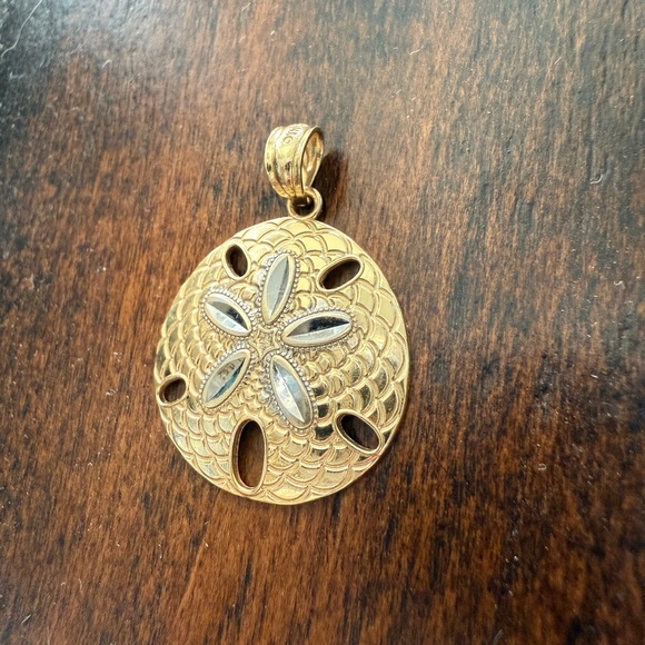 14K SOLID YELLOW & WHITE GOLD HAWAIIAN SAND DOLLAR CHARM PENDANT - Picture 2 of 6